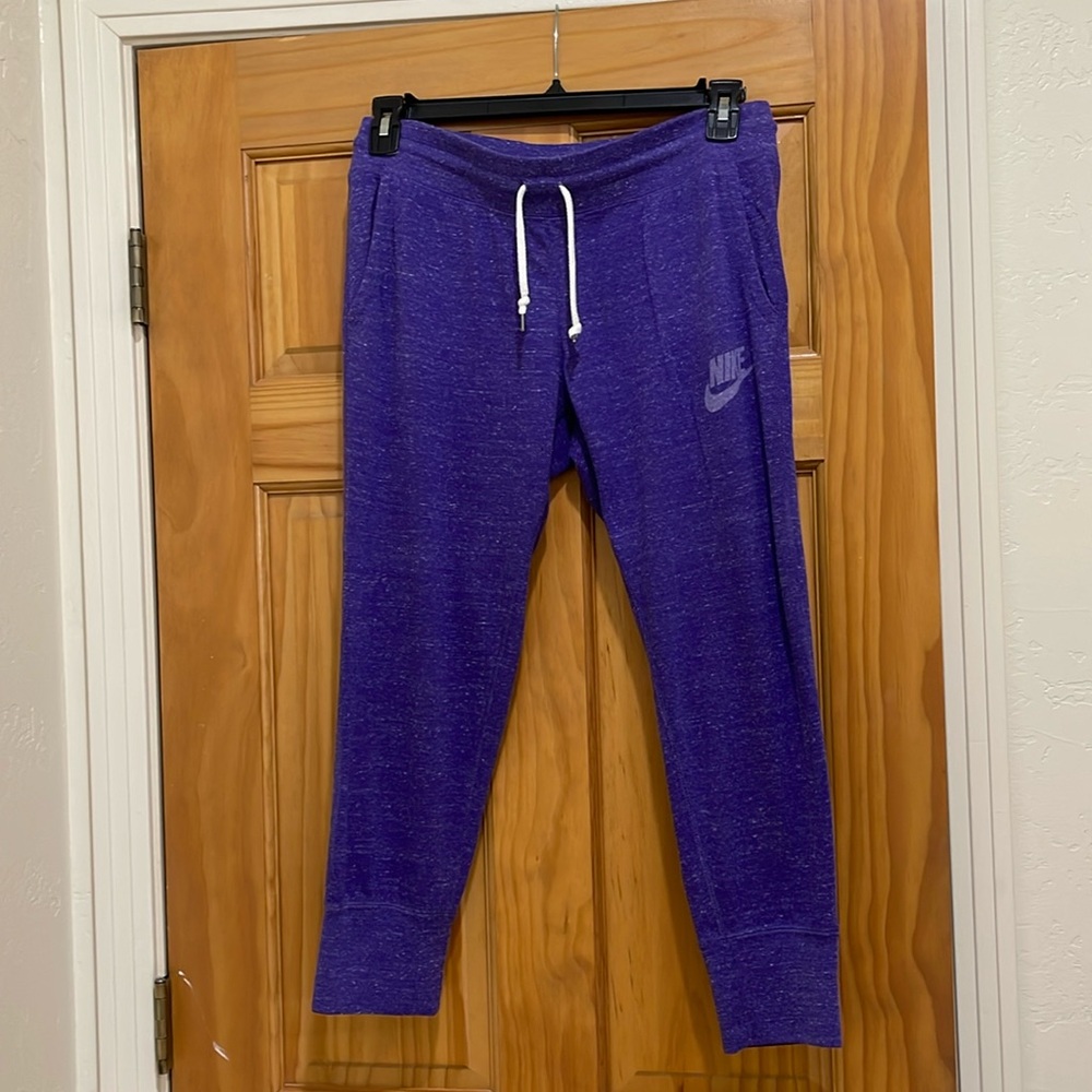 Nike cropped joggers size medium, never worn but no tags